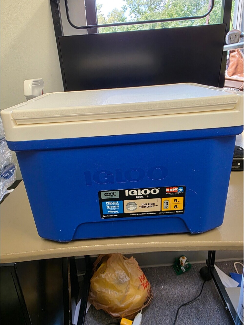Igloo 9 Quart Cooler with Cool Riser Technology - Blue and White